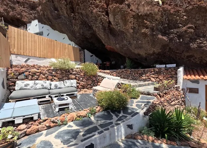 Alessia With Jacuzzi ,garden & Swimming Pool بيت للعطل